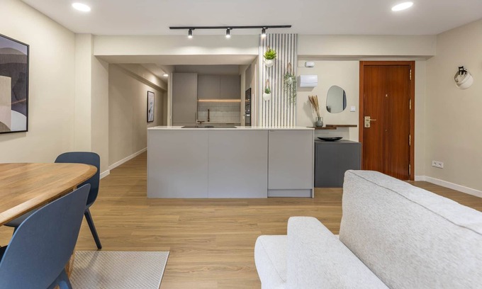La Creu del Grau Apartment | Modern Temporary Housing in Av. del Puerto.