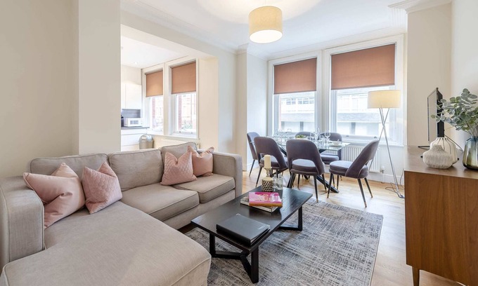 Ravenscourt Park Apartment | Modern Three Bedroom Apartment in Hammersmith