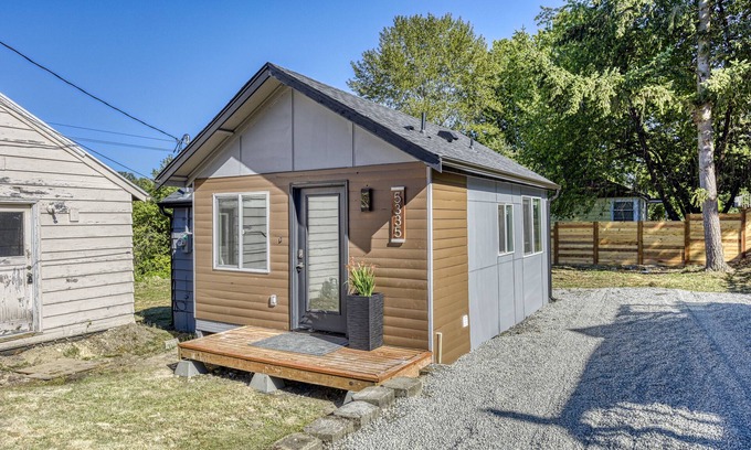 Tukwila House | ► Modern Tiny House ◄ Big Personality, AC & Views!