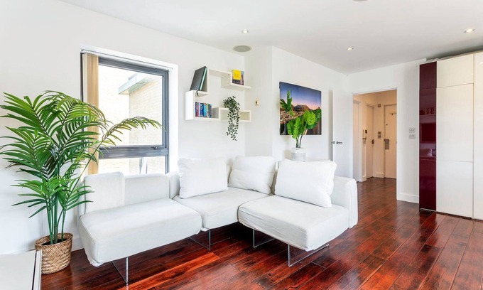 Tower Hill Apartment | Modern Tower Hill Penthouse