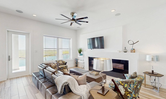 Corpus Christi House | Modern Townhouse with Gulf & Lake Padre Views, WiFi, Central AC, & Washer/Dryer