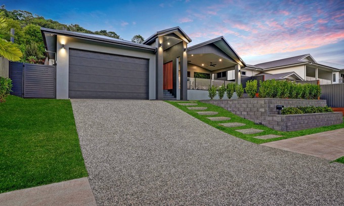 Caravonica House | Modern Tropical Getaway - Cairns/Northern Beaches