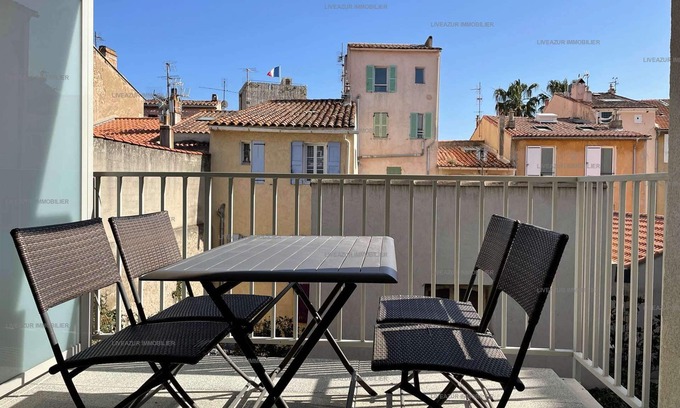 Sanary-sur-Mer Apartment | Modern two-room apartment with all comfort in the city center, shops and beach on foot for 6