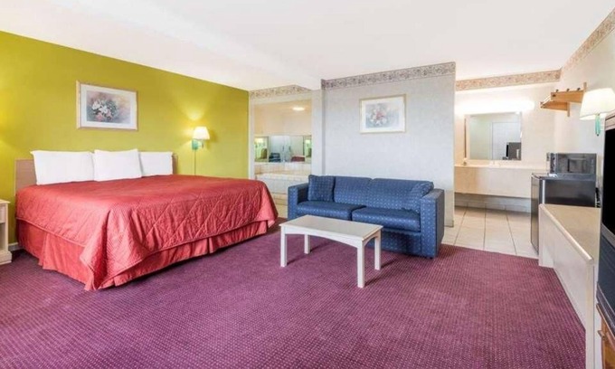 Berea House | Modern Unit in Knights Inn Berea, Breakfast, Parking!