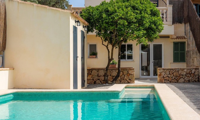 Ariany House | Modern Vacation Home “Casa Madrina “ with Wi-Fi, Pool, Balcony, Garden & Terrace; Parking Available