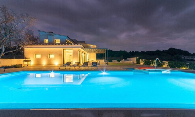 Muro Villa | Modern Villa with Hot Tub