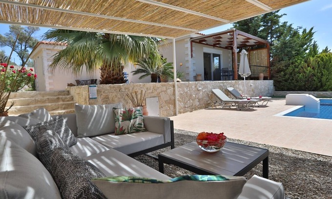 Adelianos Kampos House | modern villa with private pool, just 5 minutes to the beach