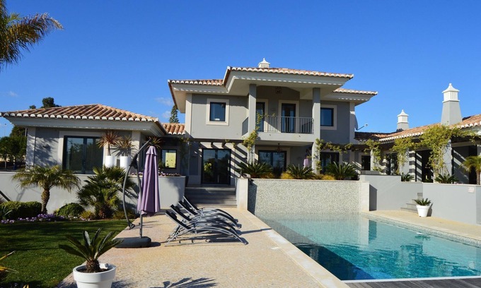 Carvoeiro Villa | Modern villa with swimming pool near Carvoeiro