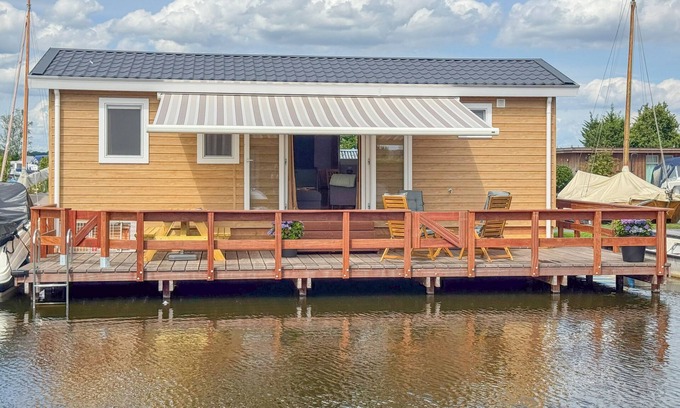 Municipality of Stichtse Vecht Ski Chalet | Modern waterfront chalet with airco and terrace