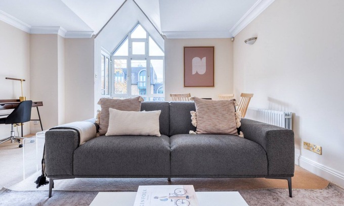 Bishop's Apartment | Modern Waterloo 2 BR, 2 min to Waterloo stn, by Blueground