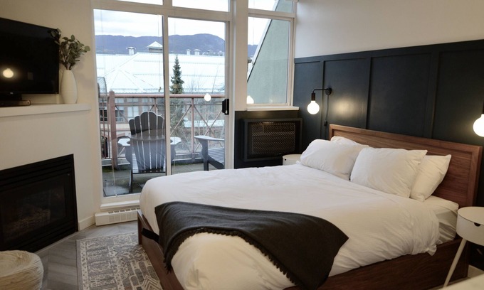 Village North Condo | Modern Whistler Village Studio with Mountain Views