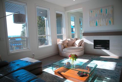 Burke Mountain House | Modern Zen House, EV Plugin, Mountains, Trails & Stylish Urban Vibe