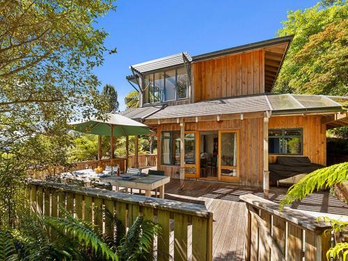 Pukawa House | Moetu Lodge - Pukawa Bay Holiday Home