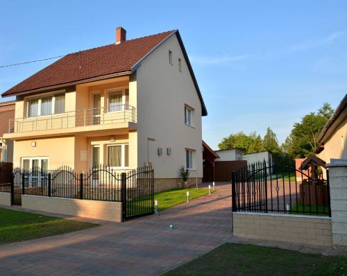 Ujfeherto House | Molnár Vendégház