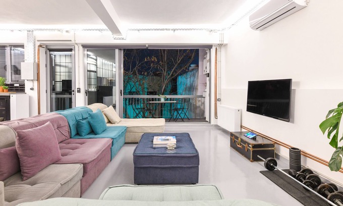 Thissio Apartment | Monastiraki #WallsFree Experience