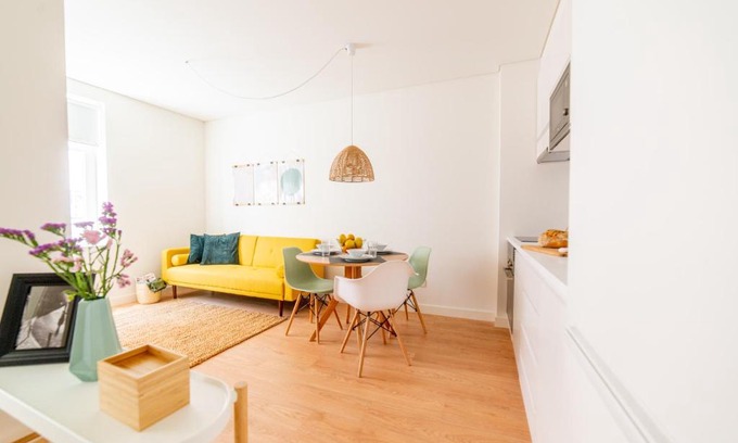 Santo Condestavel Apartment | Monsanto Hill House - NO. 565 R/C E