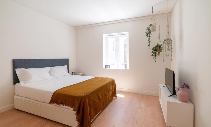 Santo Condestavel Apartment | Monsanto Hill House - NO. 565 R/C D