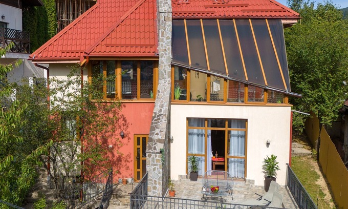 Busteni House | Mont' Arte - Private Art Retreat Vacation Home