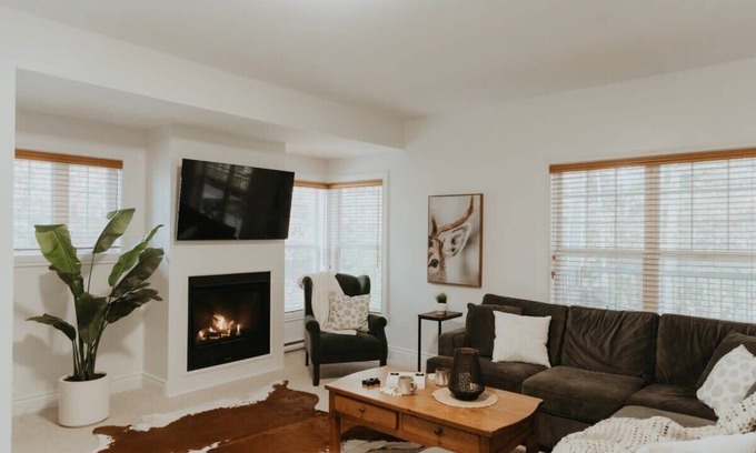 Saint-Faustin-Lac-Carre Condo | Mont-Blanc Ski In/Out: Direct Access, Fireplace & Nature