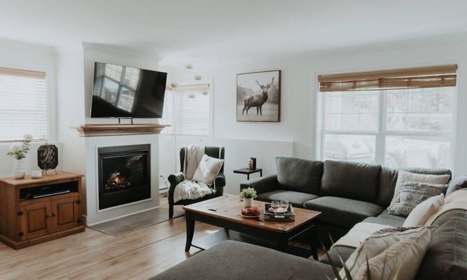 Saint-Faustin-Lac-Carre Apartment | Mont-Blanc Ski In/Out & Cozy Stay at MB2