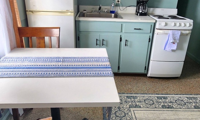 Biltmore Beach Hotel | Monterey Motel - Beach Cottage 9 at Beach Access 8. Large Pool. Newly Remodeled.