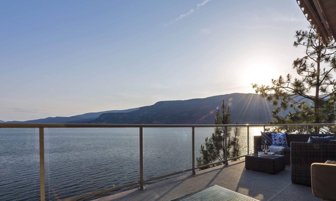Central Okanagan House | MONTHLY RENTAL-BEAUTIFUL & RENOVATED LIKE NEW FURNISHED PRIVATE WATERFRONT OASIS