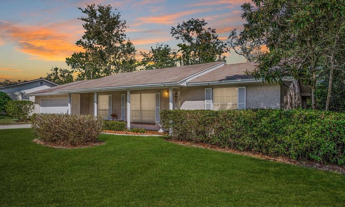 Lakeside House | Monthly Stay Available |Family Friendly |Old Florida Style Home |Pet Friendly |Fenced Yard |FirePit