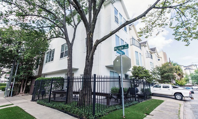 Neartown Villa | Montrose Lodge by Dunyha