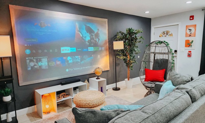 Center City Apartment | Moon/3 King Beds/2 Free Driveway Parking