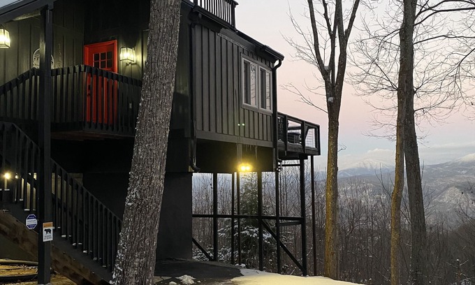 Chalet Village Ski Chalet | MoonDancer Chalet - Surreal views of Mt. LeConte/Downtown Gatlinburg 2BR/2BA