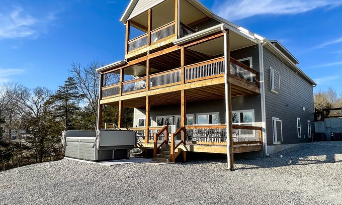 Hollister House | Moonlit Waters | Private Swim Spa, Heated Indoor Pool, Theatre, Dog-friendly