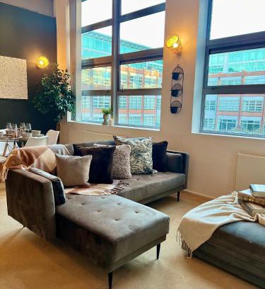 Birmingham City Centre Apartment | MoonStone Loft -Wyndale -1BR W/Private Parking