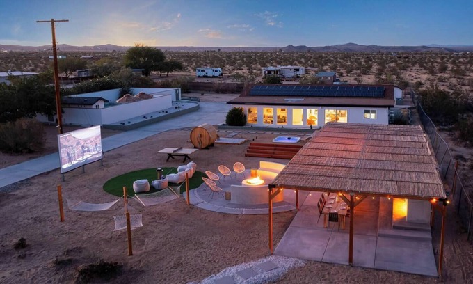 Joshua Tree House | Moonstone: Pool, Spa, Pickle Ball Court & Sauna