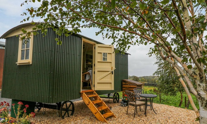 Stanbury Cottage | MOOR SKIES, pet friendly, with open fire in Oxenhope