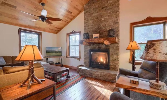 Logan Cabin | Moore Hollow Cabin in the Heart of Hocking Hills-Hot tub, Privacy, Pet friendly!