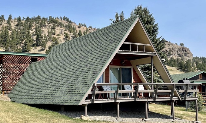Fishtail Cabin | Moose Cabin sleeps 6, Fun Cabin, Majestic Mtn View, Hear Rushing River, Private