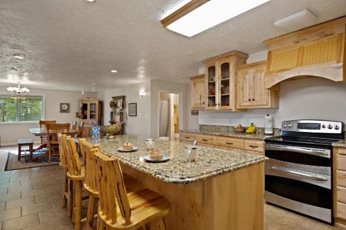 Island Park House | Moose Drool by KABINO 5 acres Fire Pit Pool Table Ping Pong Foosball WiFi Grill Mtn Trails