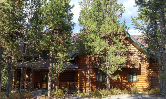 Island Park House | Moose Hoose-7 bedroom/5 bath. Only 25 minutes to Yellowstone NP. Sleeps 20-30.