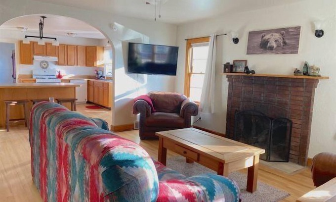 Cody House | Moose Retreat- pet friendly, large family home close to Downtown Cody