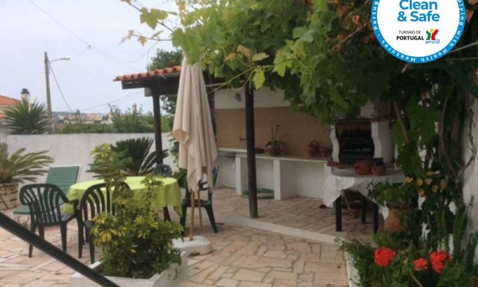 Lourinha House | Moradia das Rosas, 2.5 kms from Areia Branca beach.