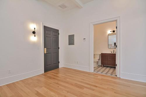 Downtown Apartment | Morden Suite with Kitchen, Sleeps 4 ,Near Brown and Hospitals