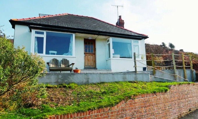Tan-y-groes House | Morwelir, short walk to Llangrannog beach