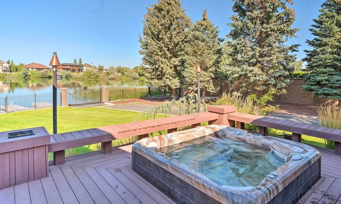 Moses Lake House | Moses Lake Retreat w/Salt Water Hot Tub!
