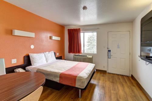 Amherst Hotel | Motel 6-Amherst, OH - Cleveland West - Lorain