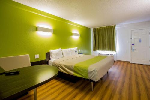 St. Johns Hotel | Motel 6-Austin, TX - Midtown