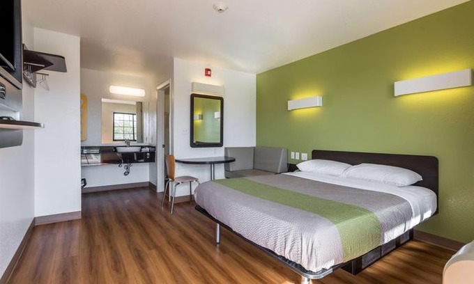 Biggs Field Hotel | Motel 6 El Paso East