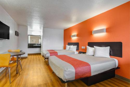Moultrie Hotel | Motel 6-Moultrie, GA