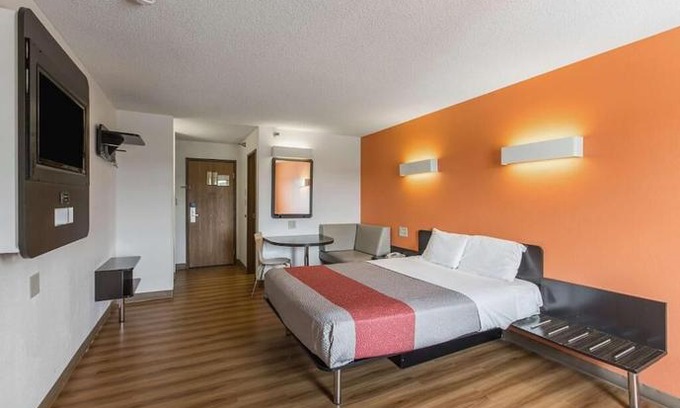 Millard Hotel | Motel 6 Omaha