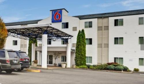 Roseburg Hotel | Motel 6-Roseburg, OR