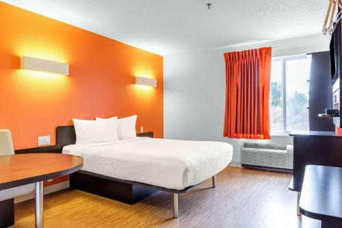 Swift Current Hotel | Motel 6-Swift Current, SK
